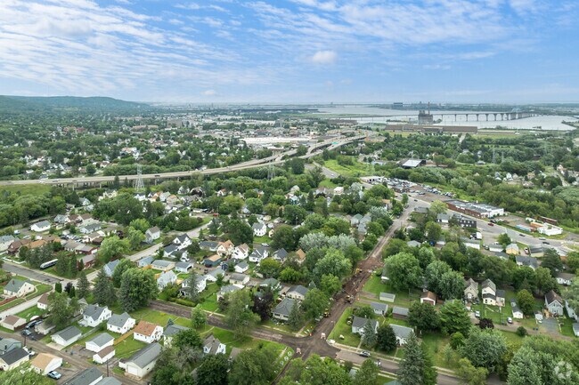 The Fairmount neighborhood is a short drive to downtown Duluth.