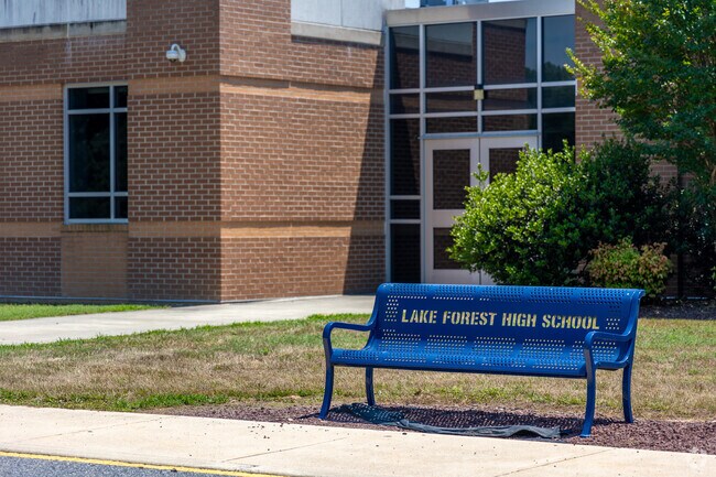 Lake Forest High School has a student teacher ratio of 16 to 1.