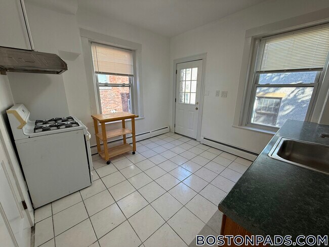 47 Strathmore Rd unit 3, Brighton, MA 02135 - photo 3