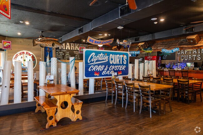 Captain Curt’s in Siesta Key is a landmark spot for crab, oysters, and casual dining.