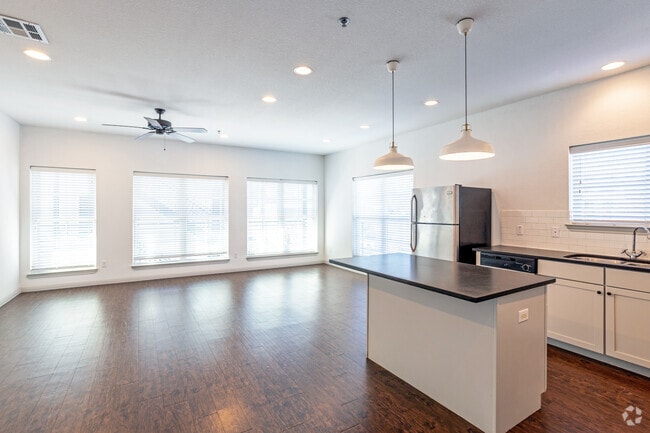 1BR, 1BT - 800SF