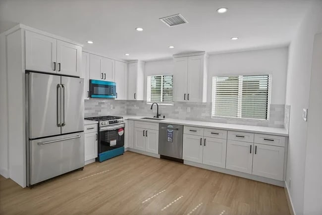 21330 Lemarsh St, Chatsworth, CA 91311 - photo 3