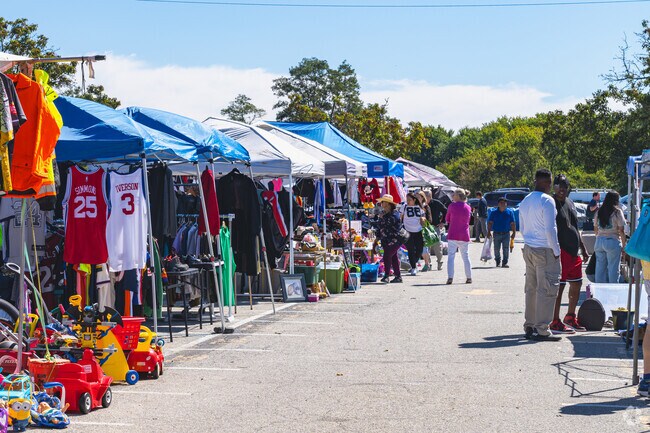 New Castle Farmers Market's parking lot fills with vendors just outside of Wilmington Manor.