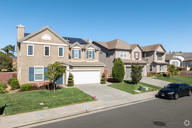 Find classic American-style homes with spacious garages in the Winchester-Silverhawk area.