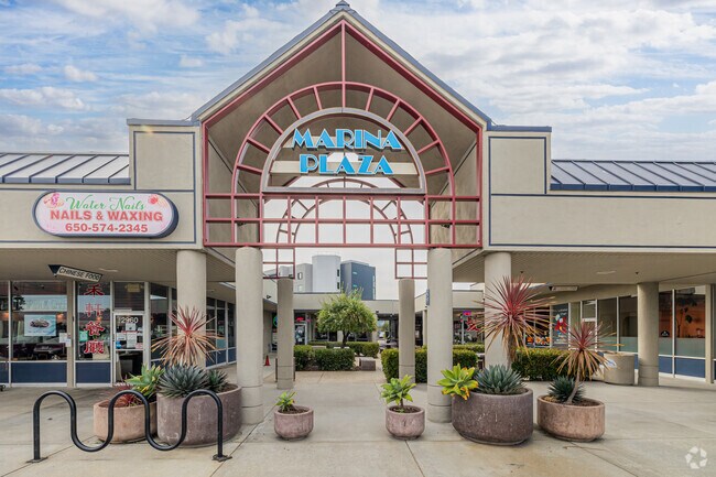 Los Prados' Marina Plaza is the only commercial zone in the neighborhood.