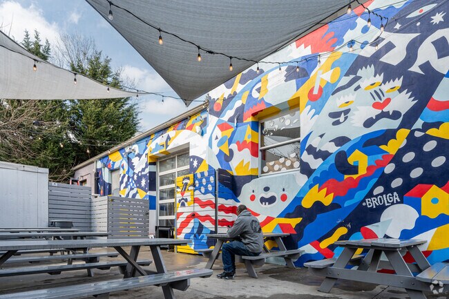 Craft House is an artistically designed restaurant which is very popular in Tompkinsville.