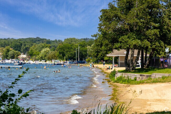 The southern edge of Williams Bay is defined by the scenic shoreline of Geneva Lake, offering residents and visitors stunning waterfront views and direct access to lakeside activities.