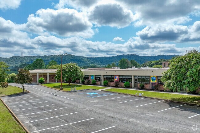 Naomi Elementary School is located at 4038 E Highway 136, La Fayette, GA 30728.