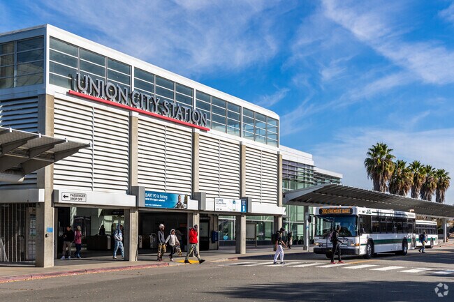 The AC Transit and BART connects different neighborhoods in Union City to nearby cities.