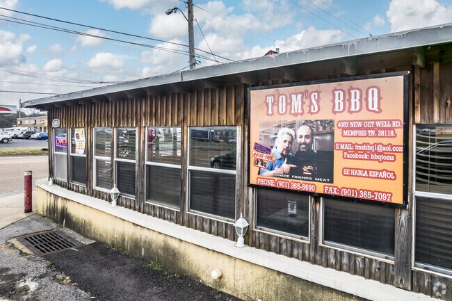 Tom's Barbecue is a popular spot for barbecued meats, deli sandwiches, and sides in Oakhaven.