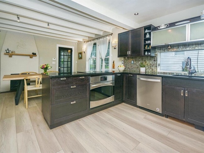 20 Oldwood Rd, Port Washington, NY 11050 - photo 4