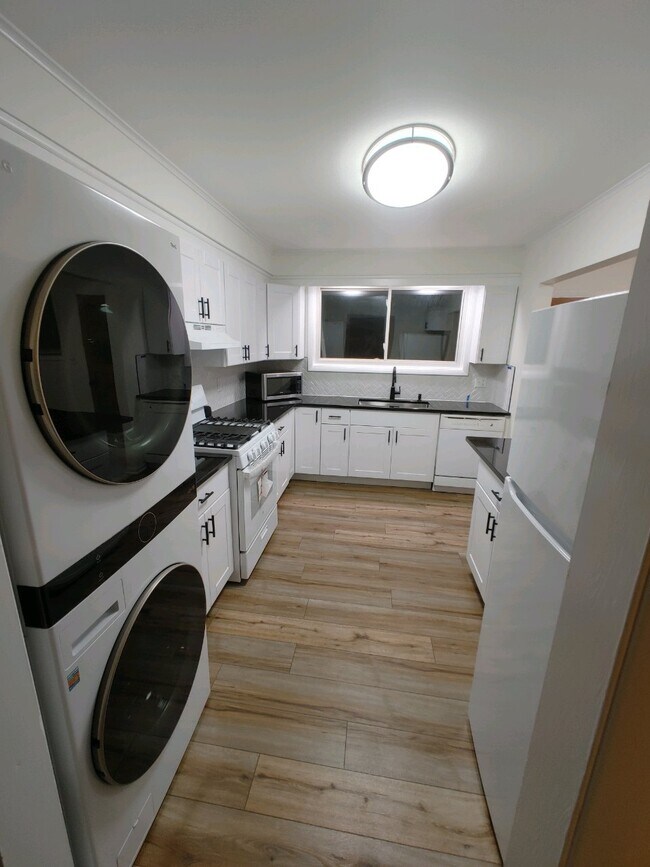 4208 Crestview Dr, Rockford, IL 61107