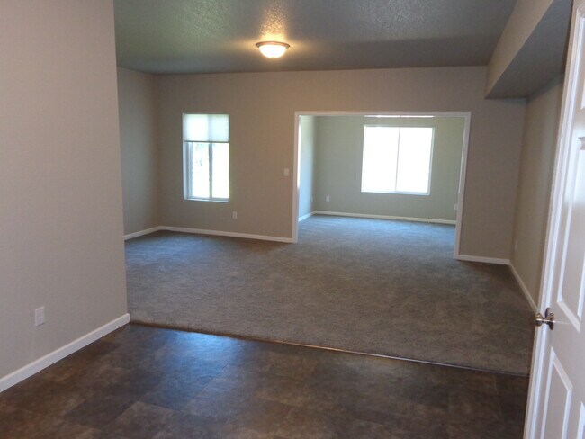 4002 University Ave unit 11, Waterloo, IA 50701 - photo 5