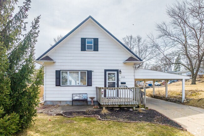 There are many different styles of homes available in Indianola Hills.