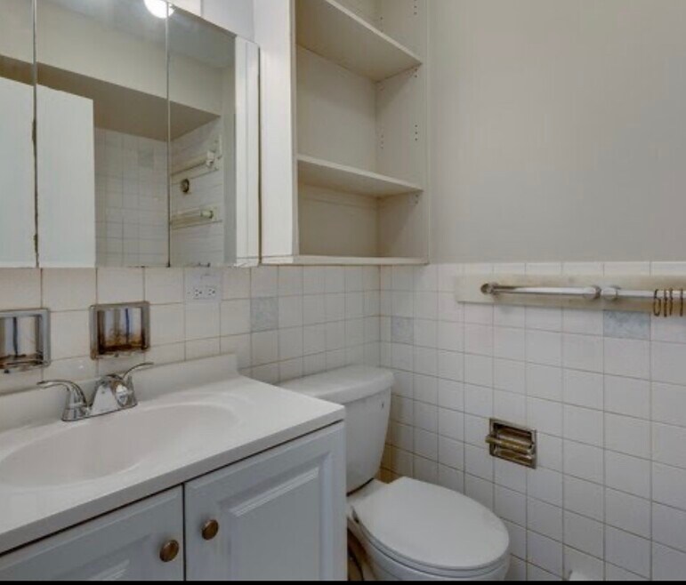 6970 N Ashland Ave unit 2C, Chicago, IL 60626 - photo 1