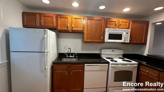 67 Wyman St unit 9, Waban, MA 02468 - photo 3