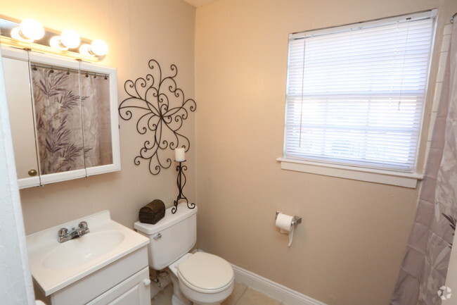 Colony Square Model Unit Bath