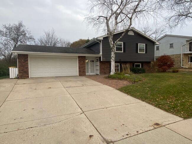 1038 S Knollwood Dr unit 1038 Lower, Saukville, WI 53080 - photo 2