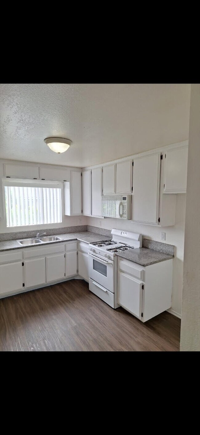 124 Perou St unit 112, Perris, CA 92570 - photo 6