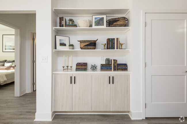 1 BR 1 BA, 819 SF