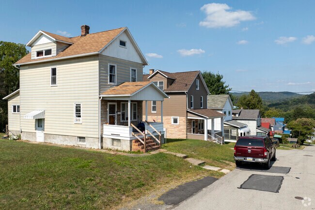 Oakhurst is located in the rolling hills outside of Johnstown, Pennsylvania.