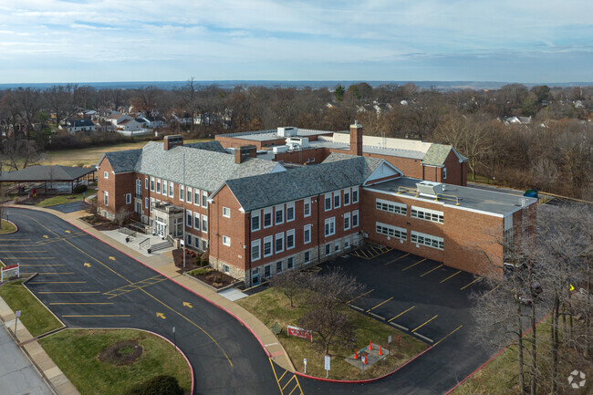 George R. Robinson Elementary School is located at 803 Couch Ave.