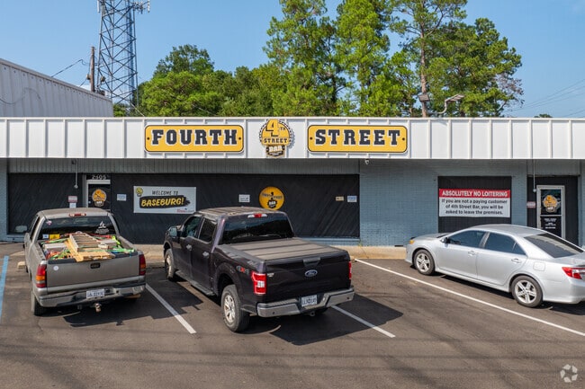 4th Street Bar, offers a lively atmosphere for enjoying drinks and delicious dishes.