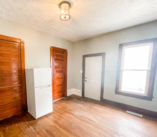 418 E Main St, Greenfield, IN 46140 - photo 4