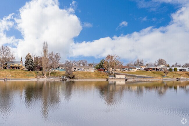 More expensive homes in Moses Lake often have their own dock to the lake.