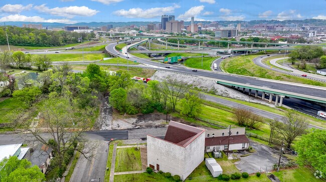 Meandering roads course through the Enon Ridge neighborhood landscape.