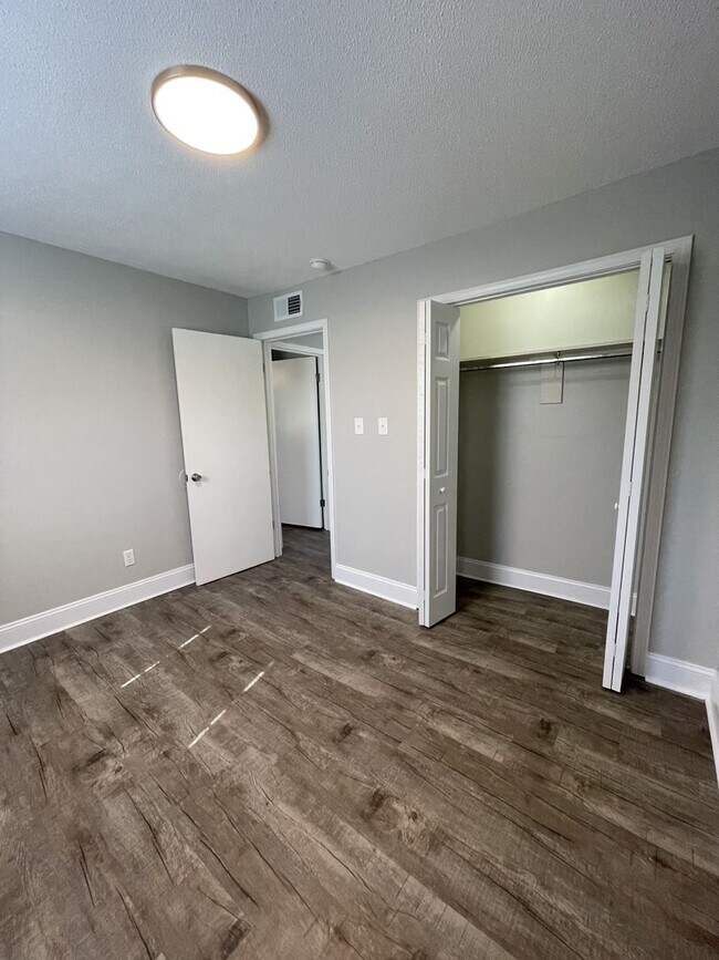 Stunning newly renovated 2 BD with washer/dryer connections!, Knoxville, TN 37918 - photo 6