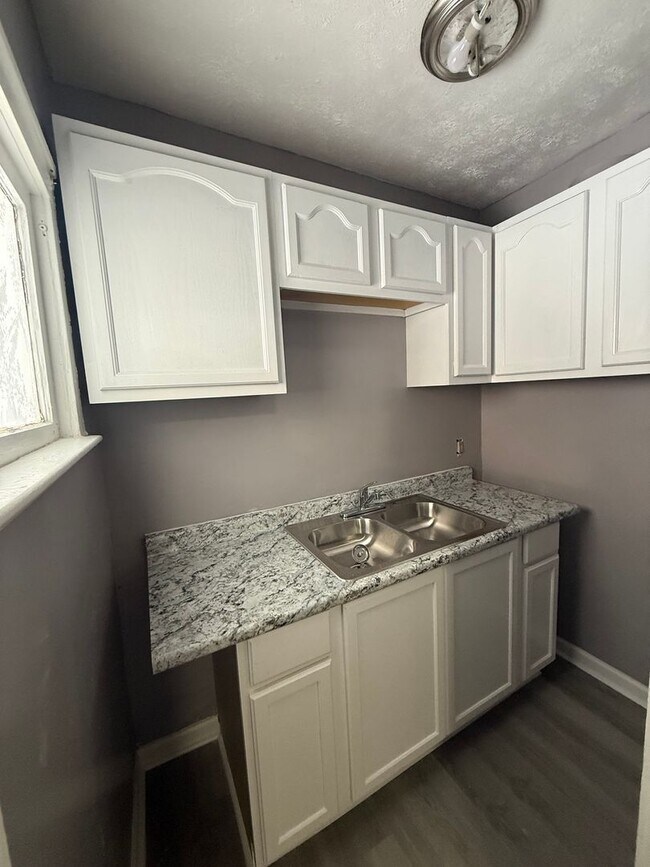 10202 Hilgert Dr, Cleveland, OH 44104 - photo 4