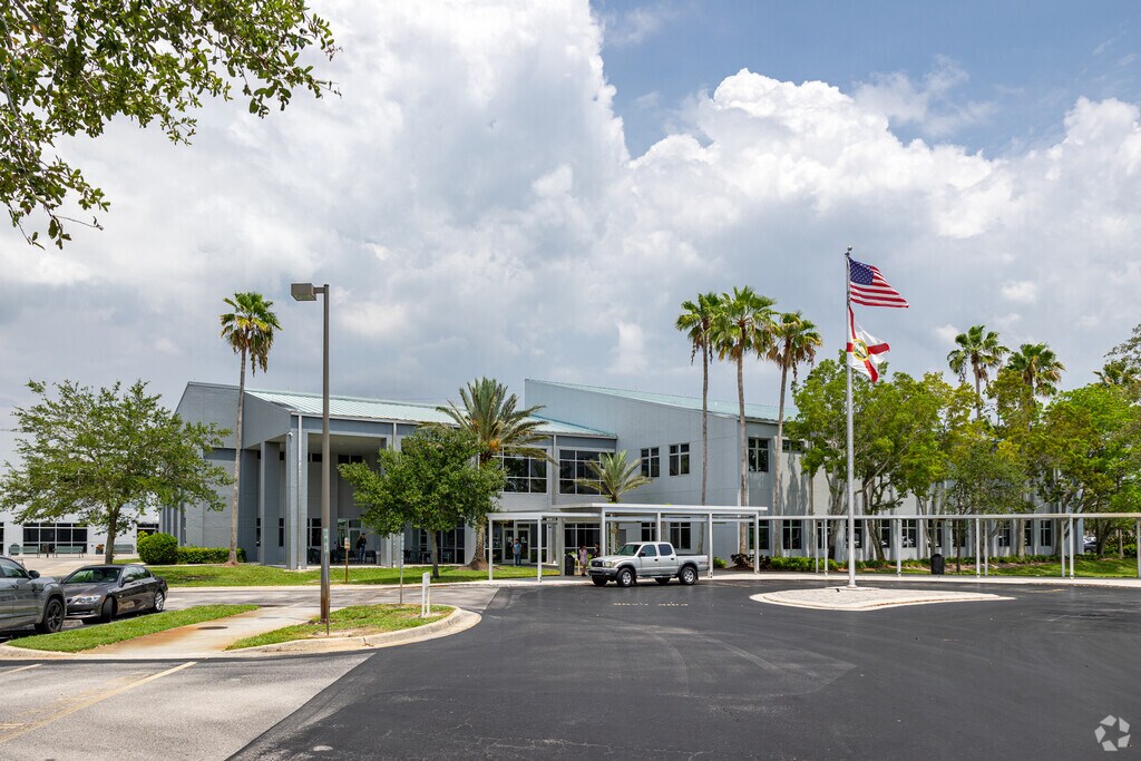 Lorenzo Walker Technical College in Naples is a practical school near residential communities.