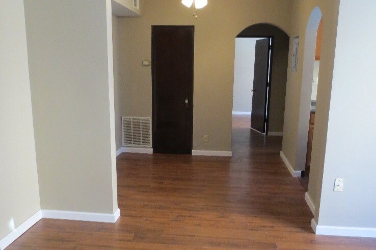 5712 Phillips Ave unit B8, Pittsburgh, PA 15217 - photo 1