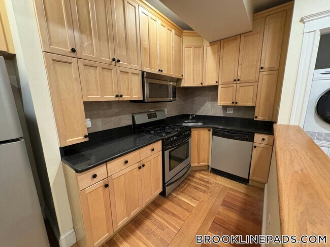191 Winthrop Rd unit 6, Brookline, MA 02445 - photo 6