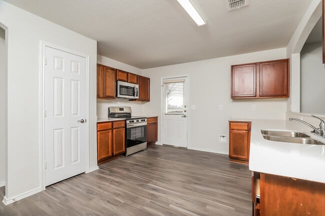 10506 Goose Way, San Antonio, TX 78224 - photo 7