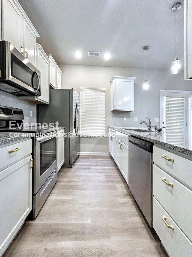 8037 Alderton Ln, Charlotte, NC 28215 - photo 2