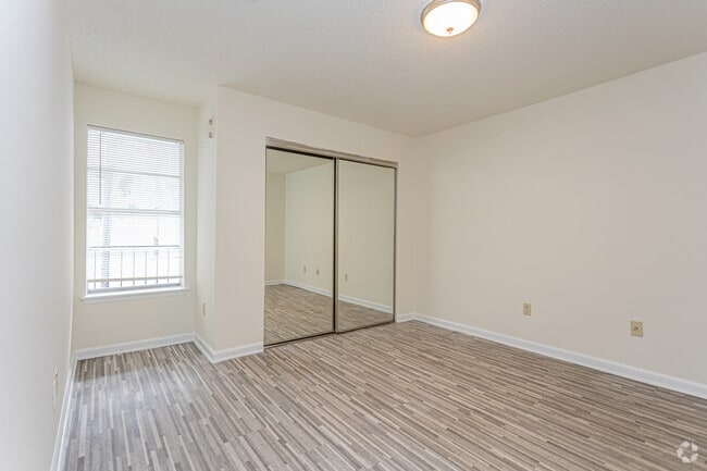2BR, 2BA - 866SF