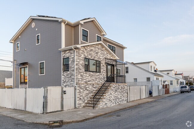 A row of newer homes in Gerritsen Beach.