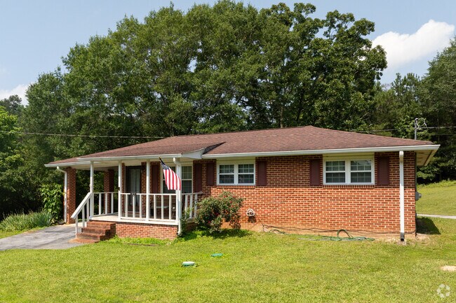 Older ranch-style homes are the most common in Center Post, LaFayette, Georgia.