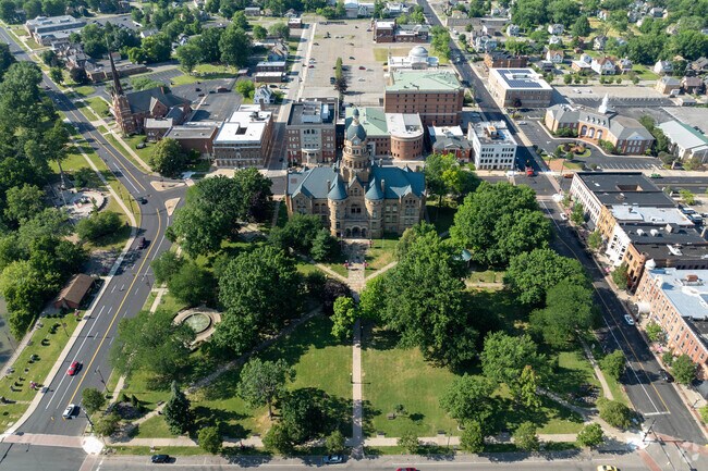 The city of Warren, Ohio is a short commute for residents of Girard, Ohio.