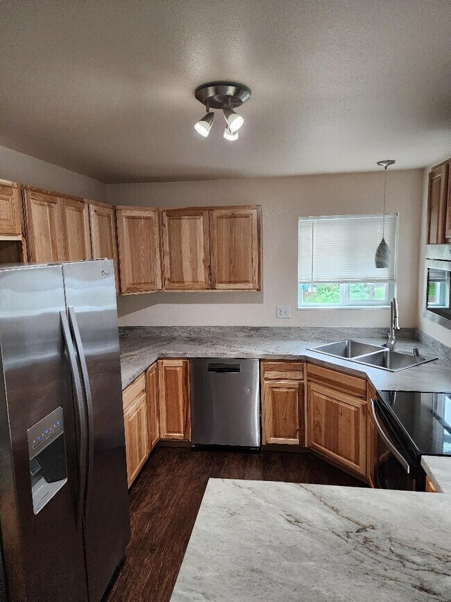 Kitchen w/SS appliances