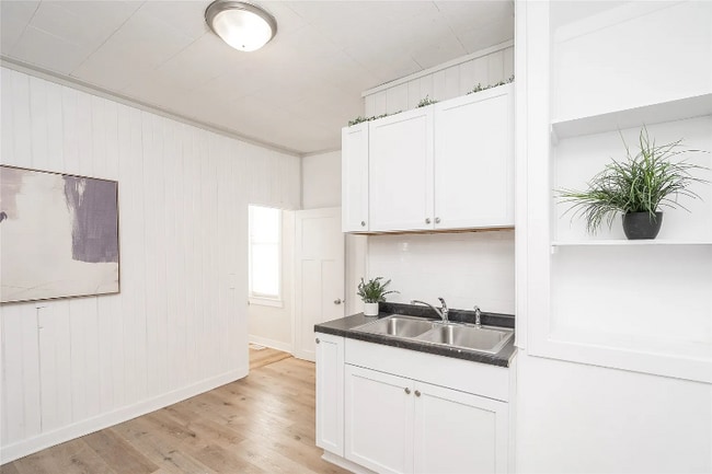 1136 E 8th St, Des Moines, IA 50316 - photo 4