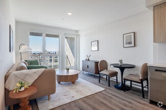 988 S Manhattan Place, Los Angeles, CA 90019