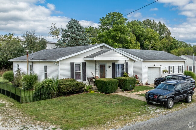 Ranch-style homes from the mid-20th century are found throughout Mount Vernon, reflecting the era’s design trends.