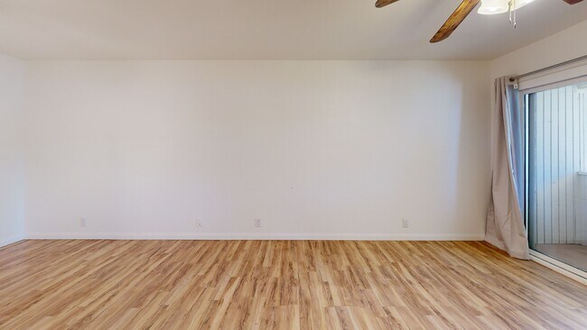 680 N Ashurst Ct unit 204, Palm Springs, CA 92262 - photo 2