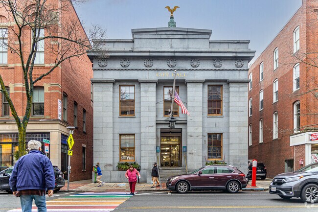Residents of Mark Park have access to the Salem City Hall.