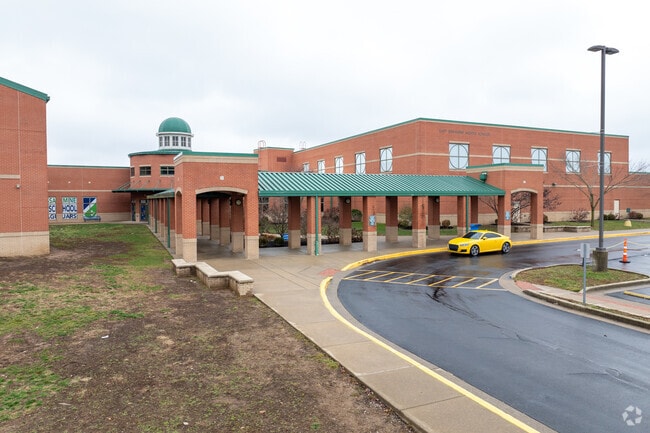 The student population of East Jessamine Middle School is 930 and the school serves 6-8.