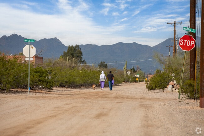 There are many walking paths with great views in Richland Heights.