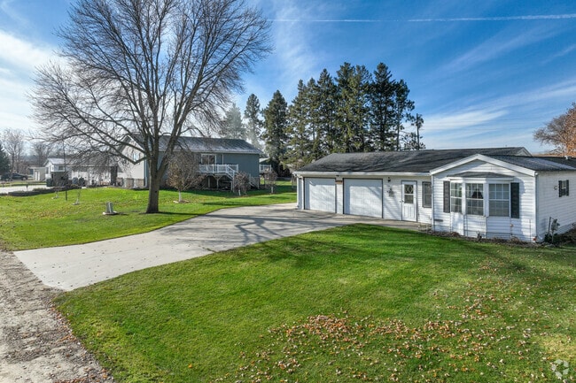 Ranch-style homes in Oronoco feature artistic touches like bay windows.